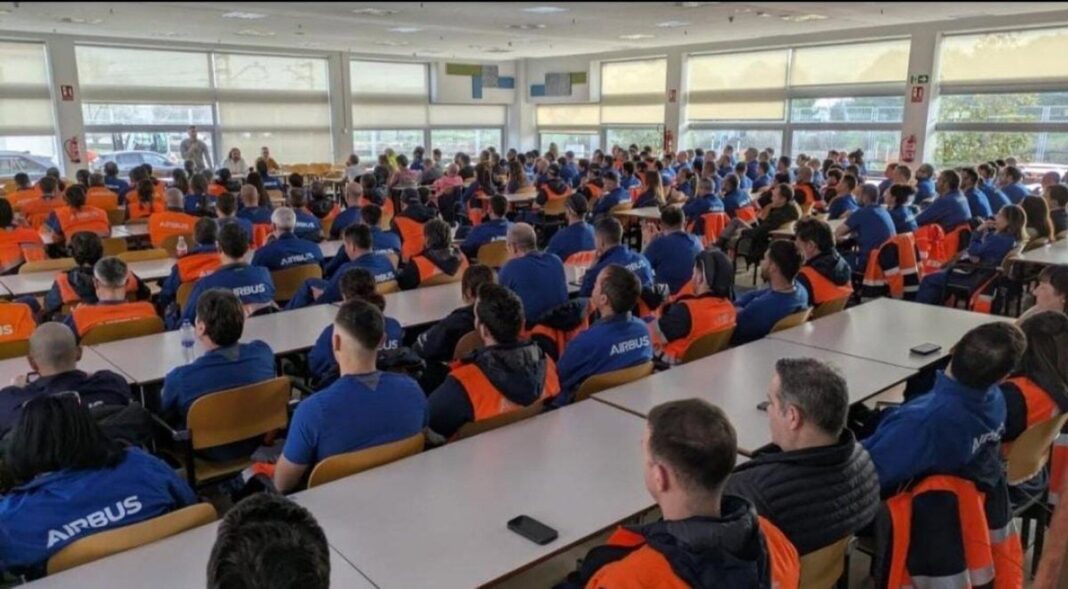 Trabajadores de Airbus en una asamblea sindical