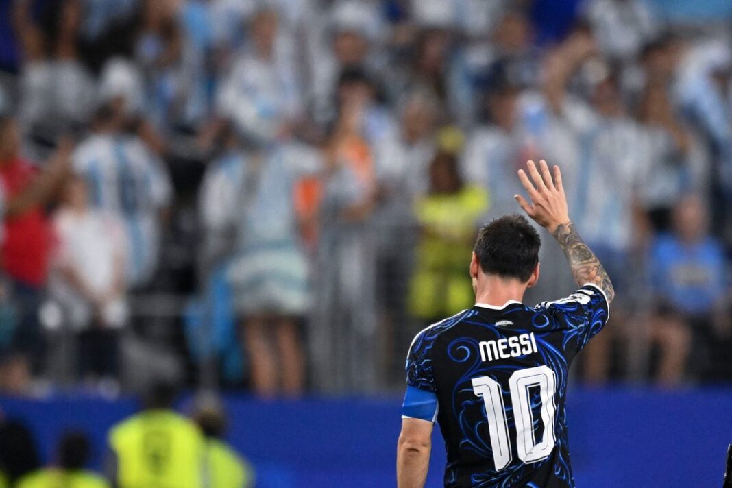 Lionel Messi con la camiseta de la Selección Argentina celebrando un triunfo