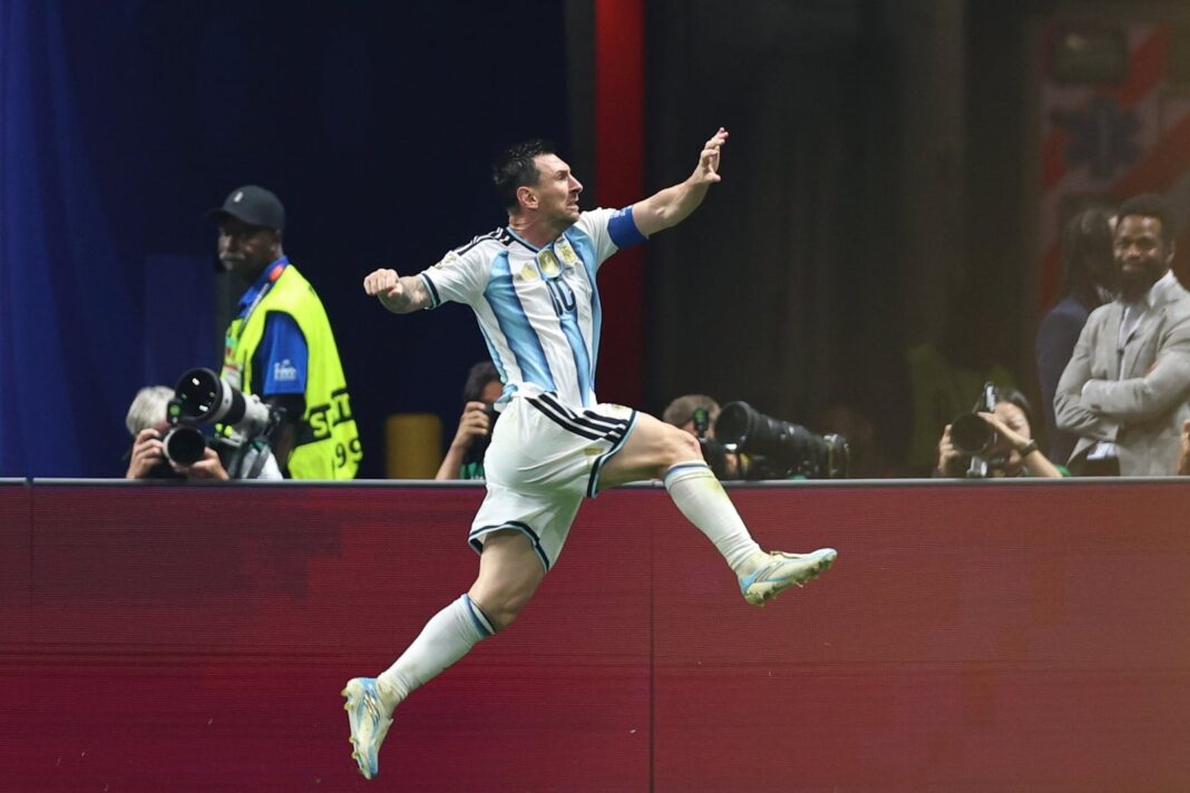 Lionel Messi y un avión F-16