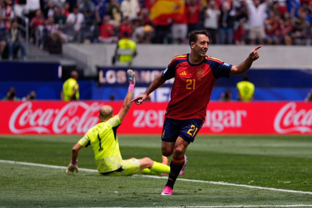 Mikel Oyarzábal celebra un gol con la camiseta de la selección española en el Mundial 2026