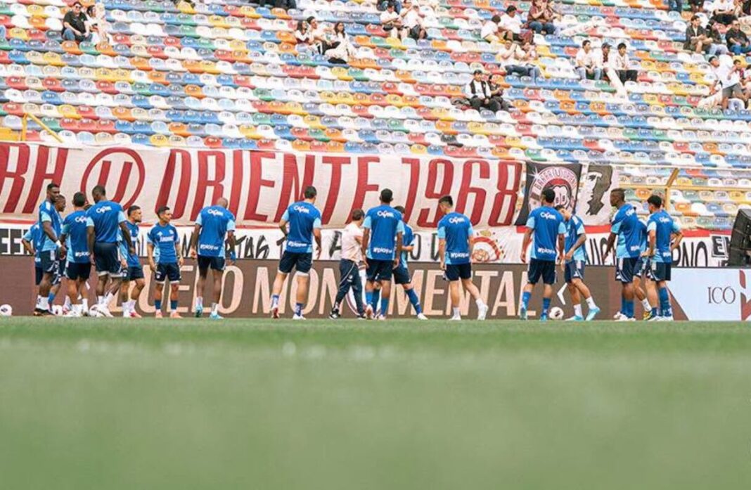 Estadio El Campín de Bogotá con aficionados de Millonarios
