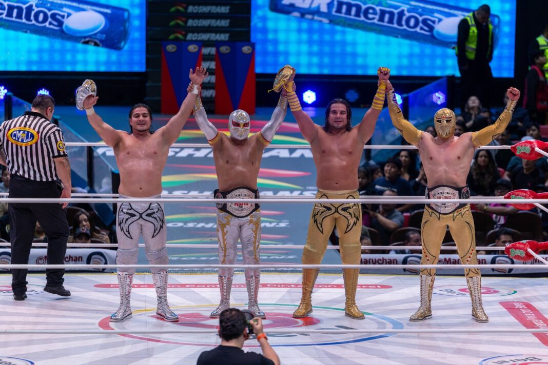 Místico y Máscara Dorada con los cinturones de Campeonato Mundial de Parejas de ROH en la Arena México