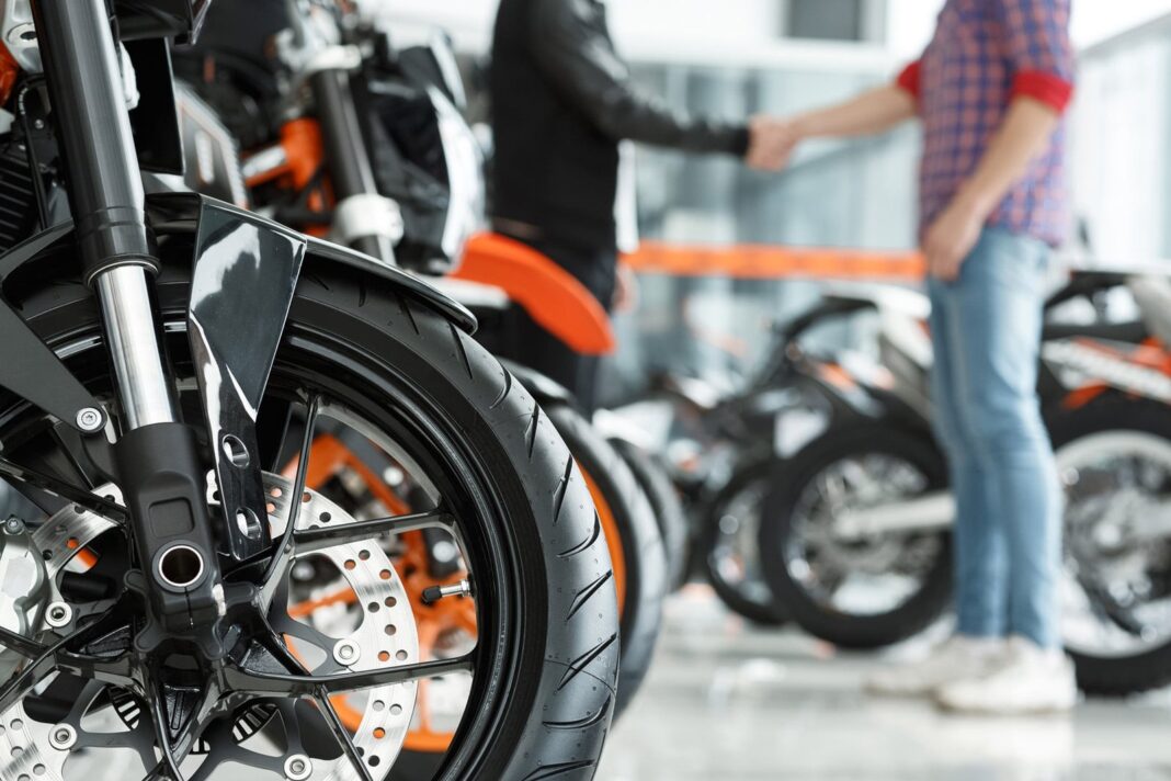 Motos de baja cilindrada estacionadas en fila