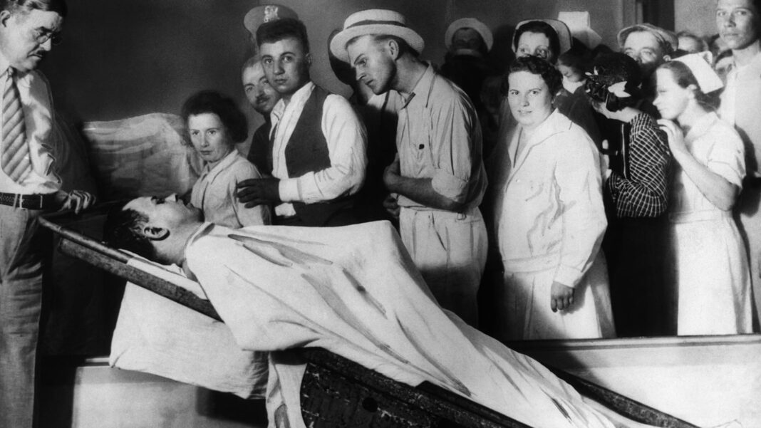 Fotografía de John Dillinger en un cartel de búsqueda del FBI