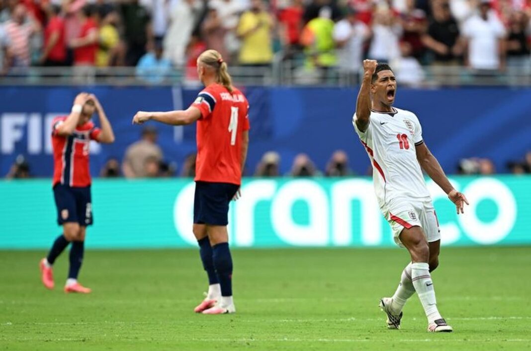 Jugadores de Inglaterra celebrando tras el gol de la victoria contra Noruega