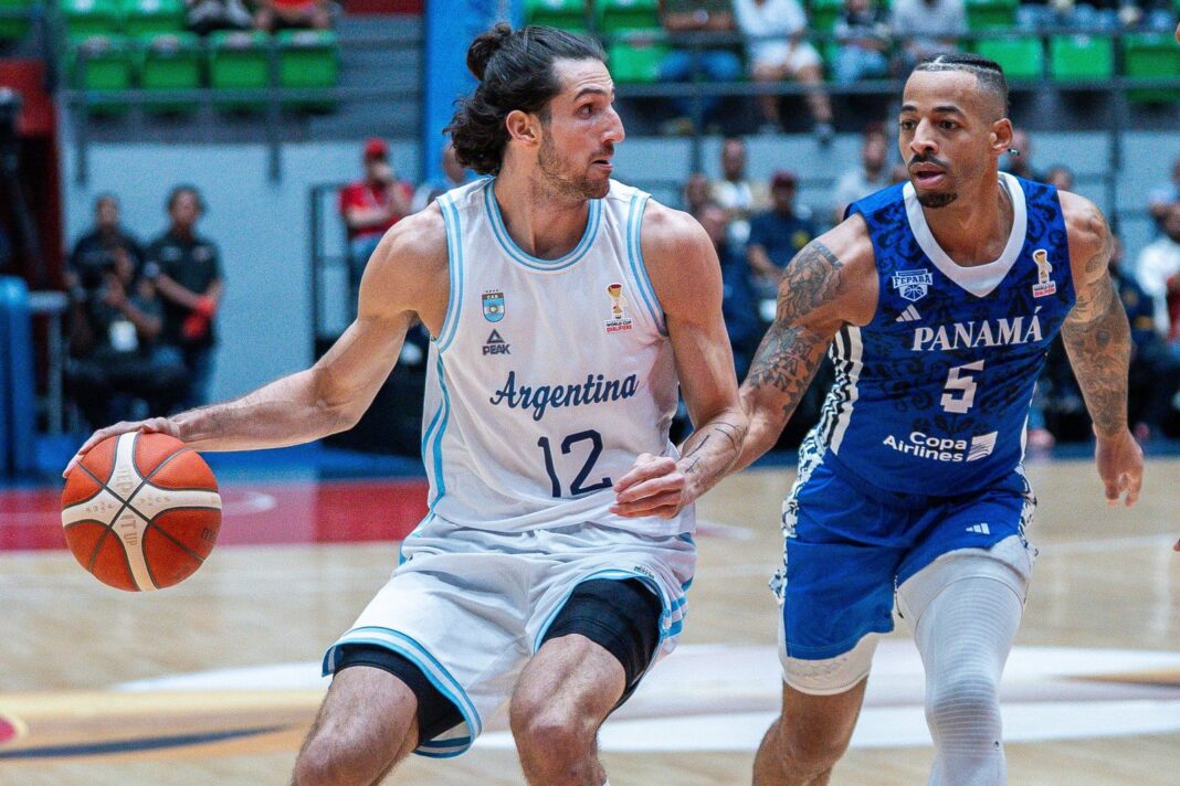 Jugadores de la selección argentina de básquet celebrando un triunfo