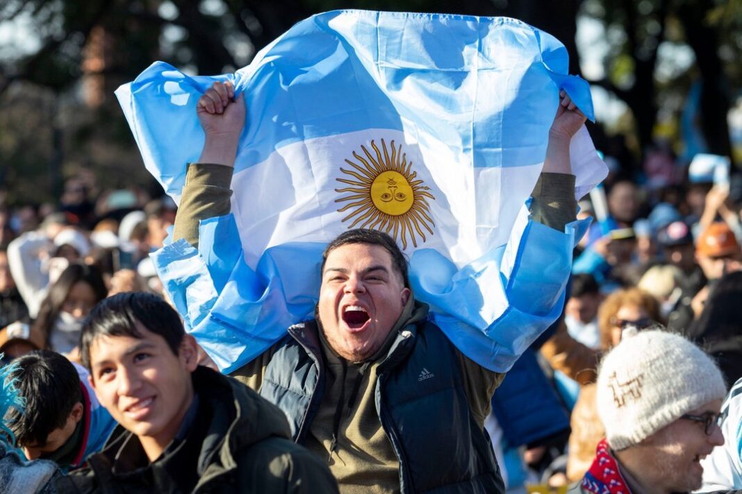 Persona gritando y alentando durante un partido de fútbol del Mundial