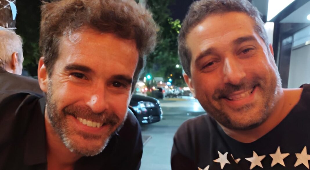 Nicolás Cabré y su hermano Duilio Cabré sonriendo juntos