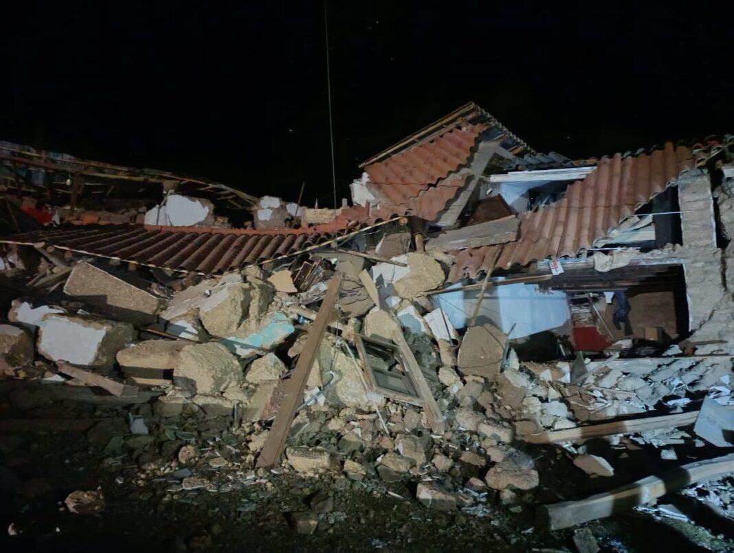Zona afectada por sismo en Junín con viviendas dañadas y personal de emergencia