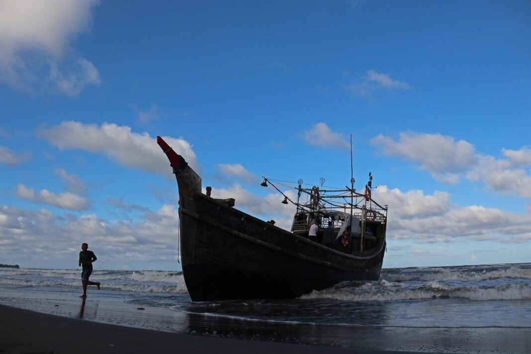 Embarcación en el mar con personas a bordo, representativa de la crisis migratoria en Birmania