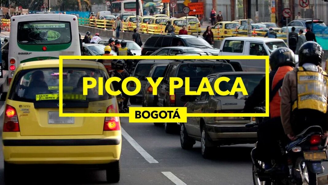 Señal de tránsito con el texto Pico y Placa en una calle de Bogotá