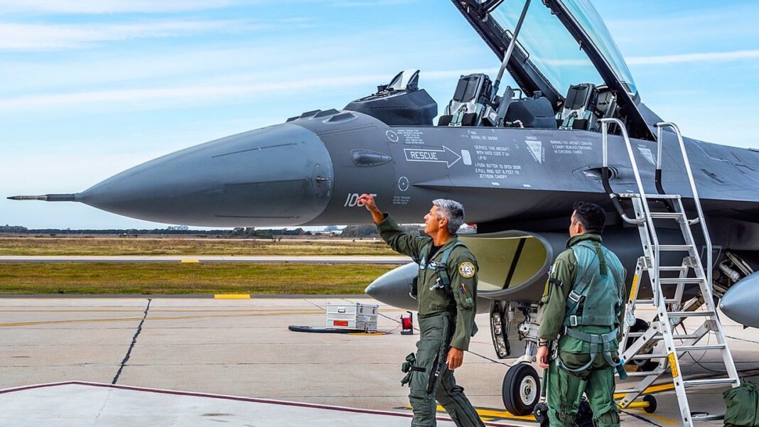 Piloto argentino junto a un avión de combate F-16