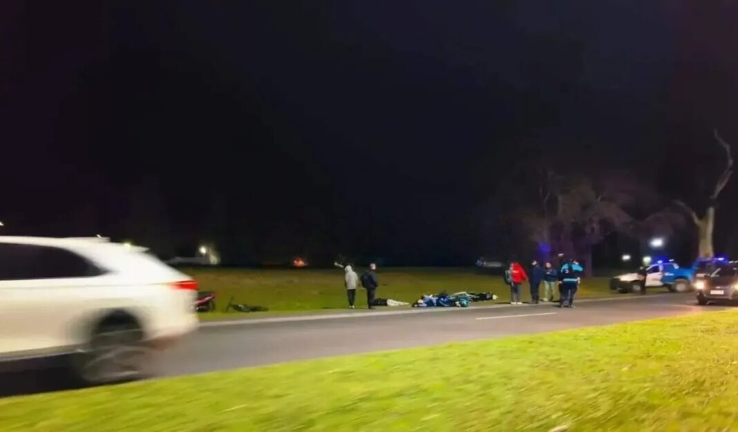 Moto policial y evidencia en la escena del enfrentamiento en La Plata