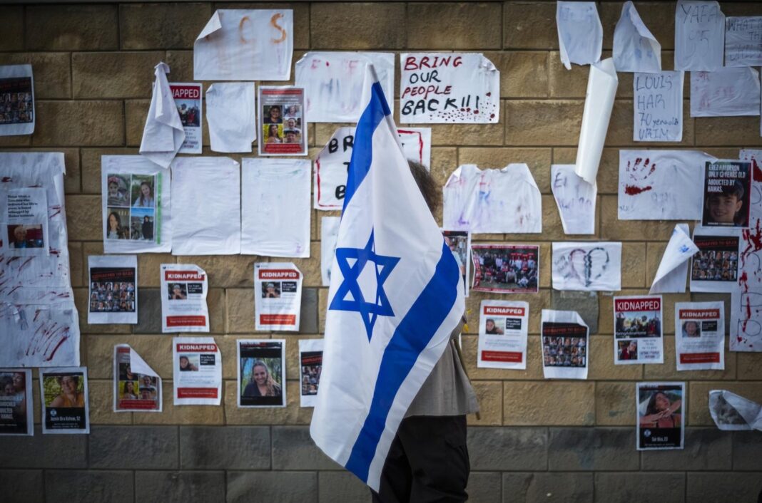 Policía israelí en una escena de los ataques del 7 de octubre de 2023