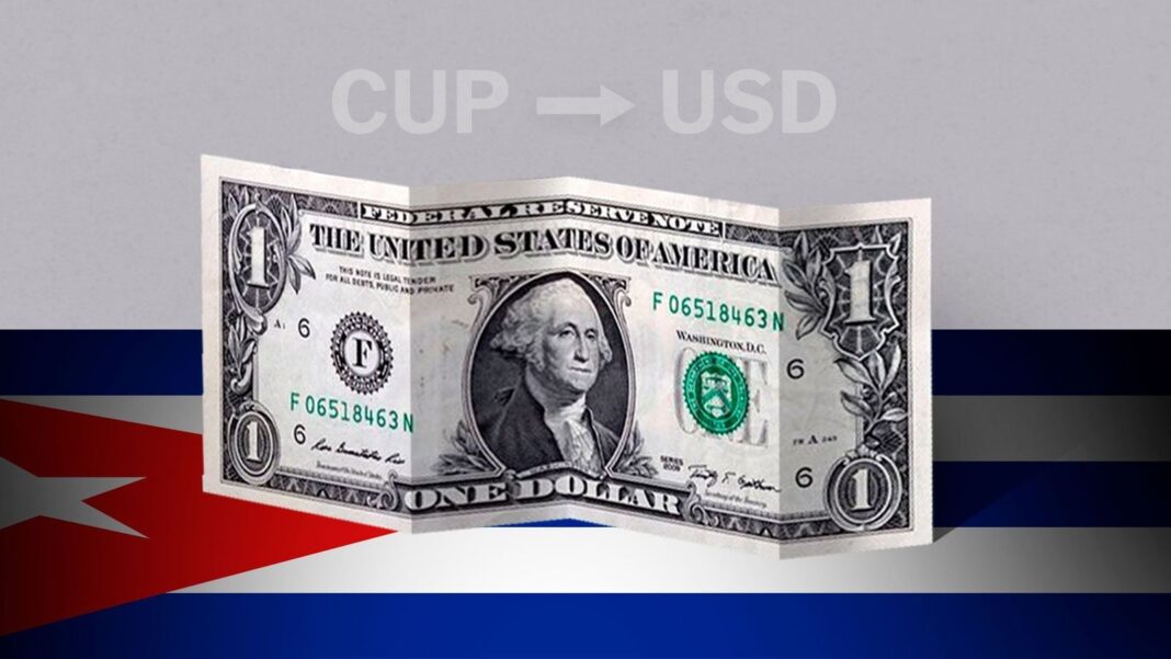 Billetes de dólar estadounidense y pesos cubanos