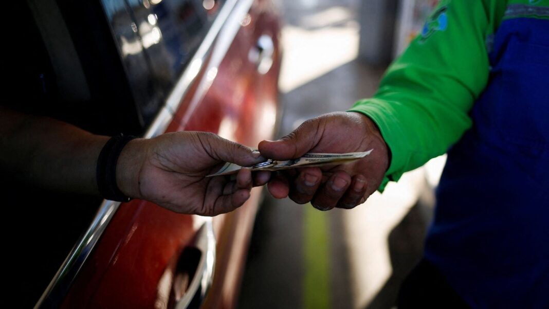 Estación de servicio con precios de gasolina Magna y Premium en Jalisco