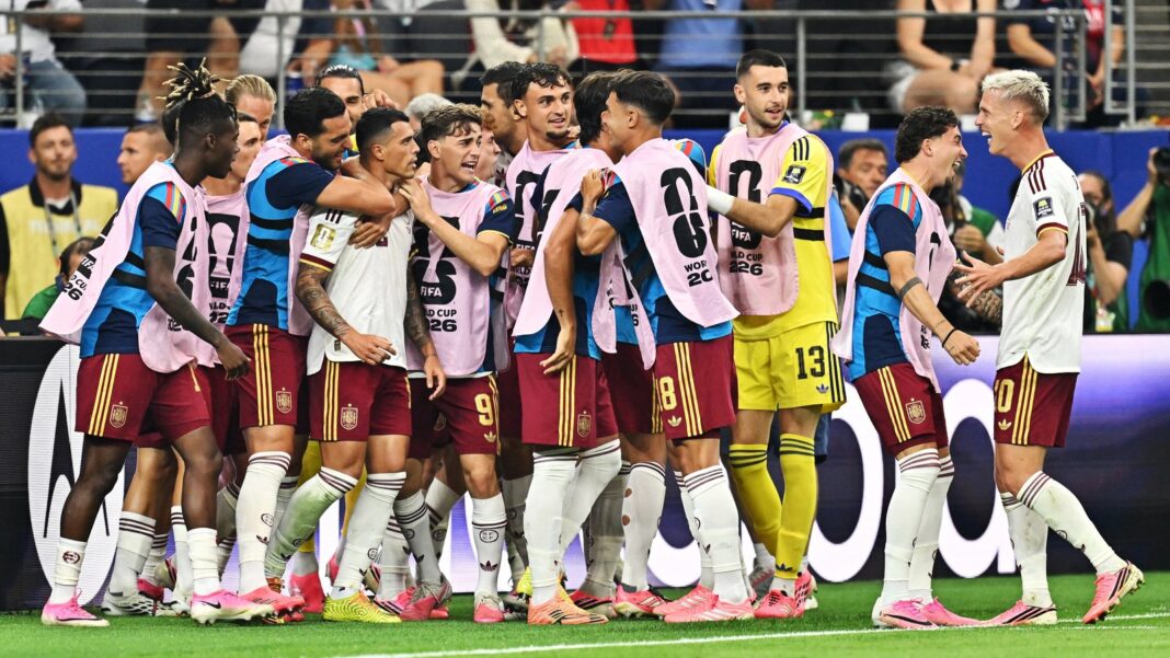 Jugadores de la Selección Española celebrando la victoria ante Francia en el Mundial 2026
