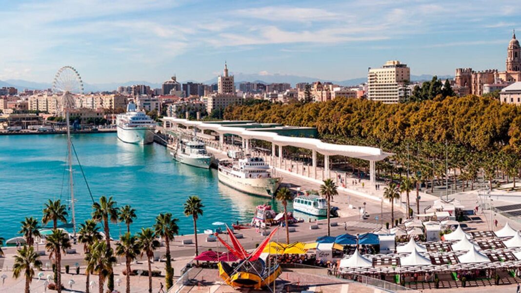 Vista de la ciudad de Málaga con cielo despejado
