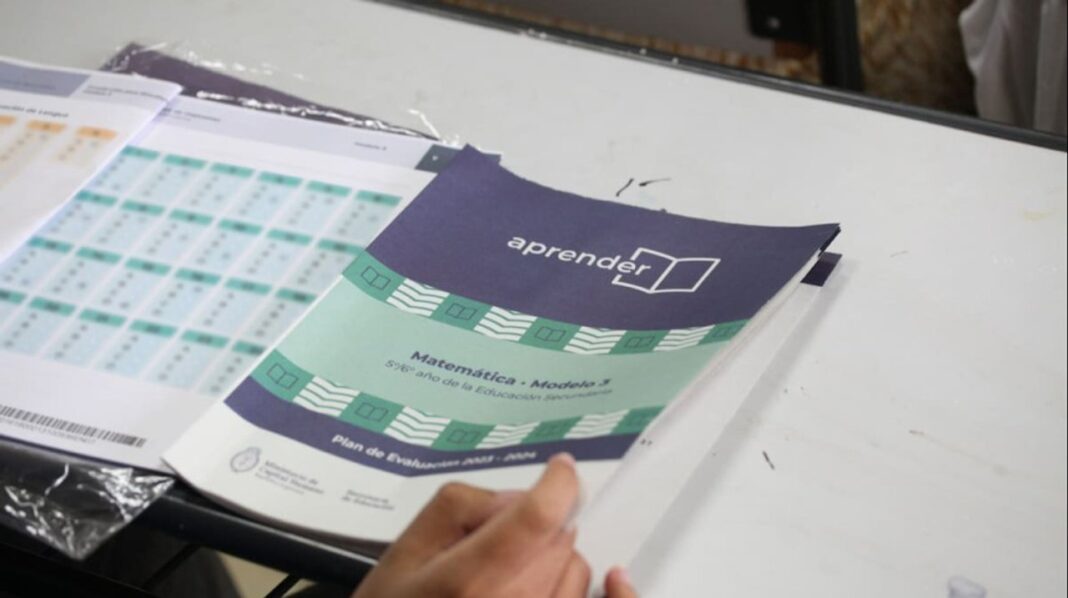Estudiantes en un aula durante las Pruebas Aprender 2025