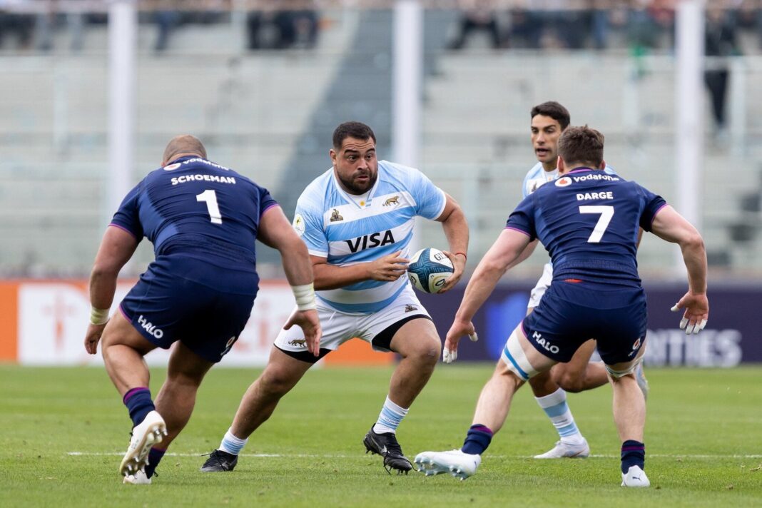 Jugadores de Los Pumas y Gales en el campo de rugby