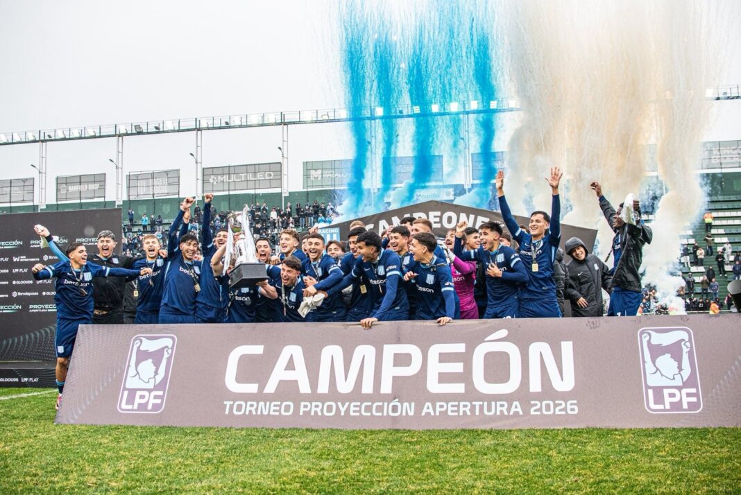 Jugadores de Racing Club celebran el título del Torneo Proyección Apertura