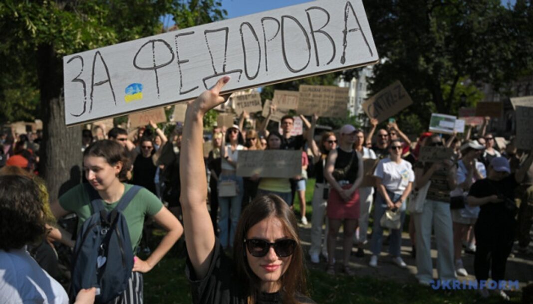 Manifestantes con carteles en la plaza Iván Franko de Kiev durante protestas por la renuncia del ministro de Defensa de Ucrania