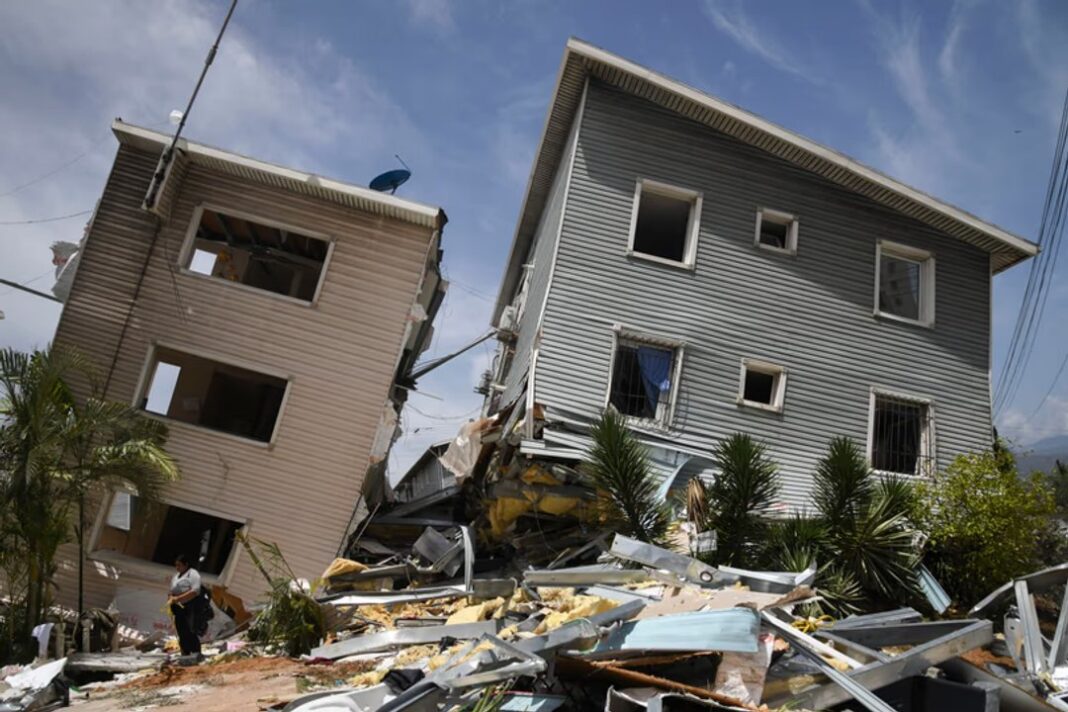 Rescate de personas tras terremoto en Venezuela