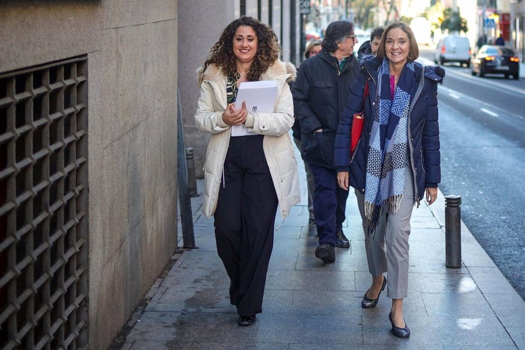 Reyes Maroto y Enma López en acto político