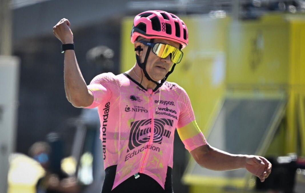 Richard Carapaz celebrando su victoria en la etapa 18 del Tour de Francia 2026 en Orcières-Merlette