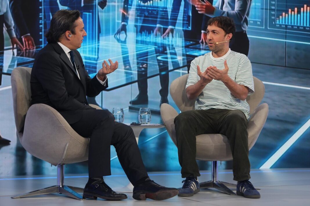 Presentación sobre deep fakes en el Summit de Innovación