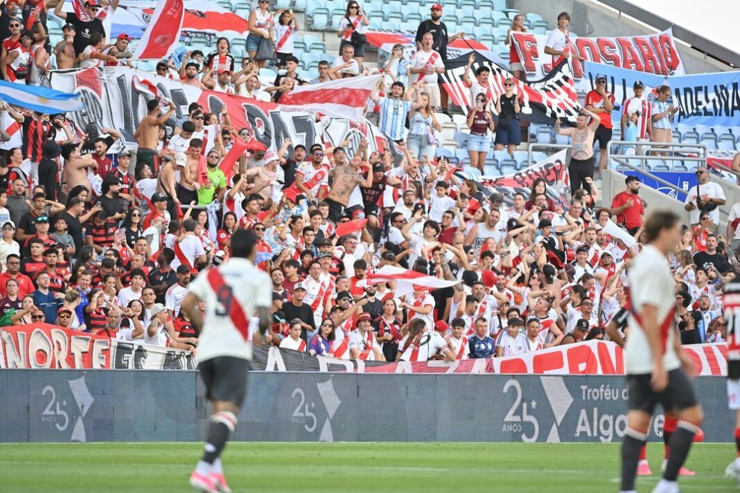Jugadores de River Plate y Flamengo durante el amistoso en el estadio do Algarve, Portugal