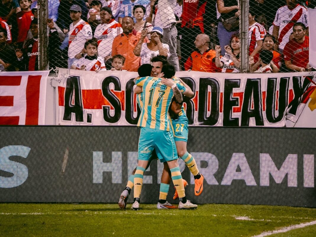 Jugadores de River Plate durante el partido contra Aldosivi en Salta