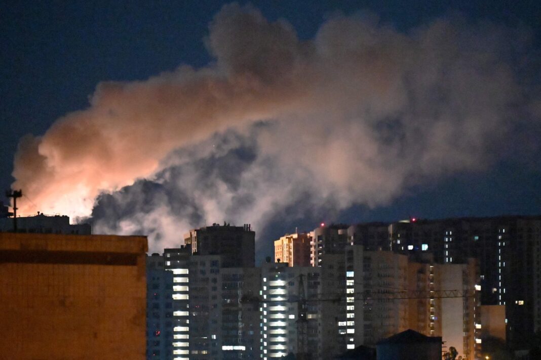 Cielo de Kiev con humo tras ataque con misiles y drones rusos