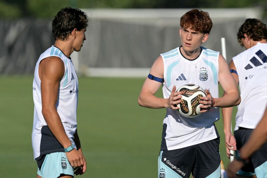 Jugadores de la selección argentina en el campo de juego durante un partido del Mundial 2026