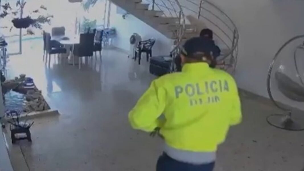 Agentes de la Policía Metropolitana de Cali investigan un robo en el barrio El Lido