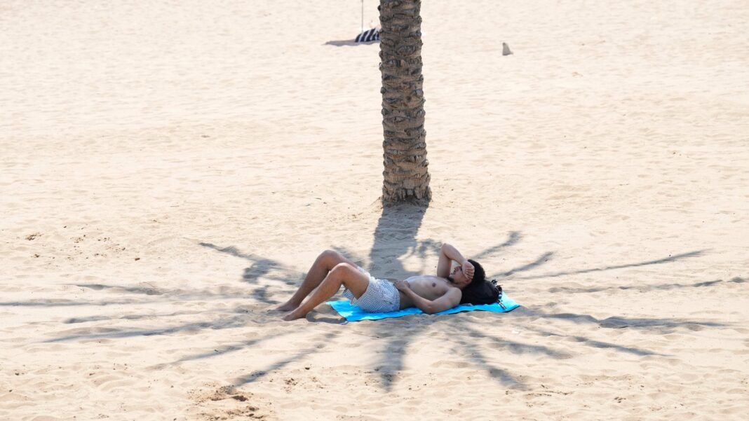 Turistas en la playa durante una ola de calor en España