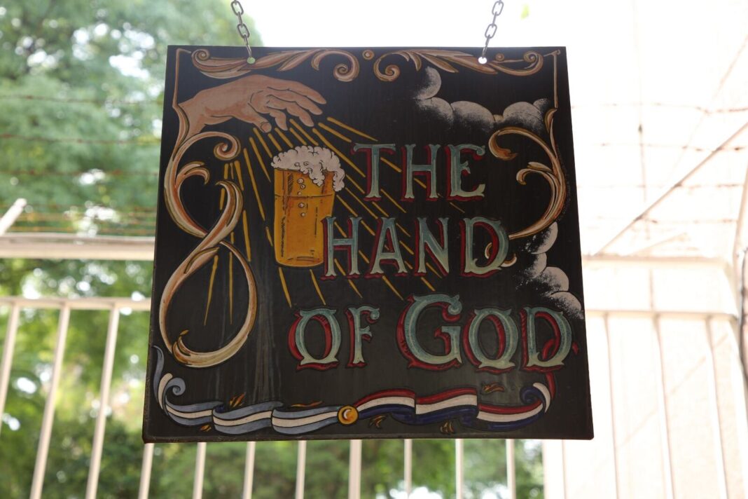 Interior del pub The Hand of God con decoración de Messi y Maradona
