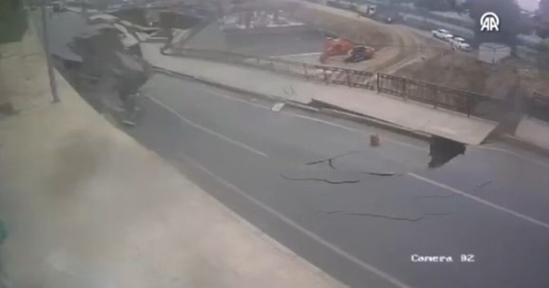 Captura del video de seguridad que muestra el colapso de un tramo de autopista en Rize, Turquía