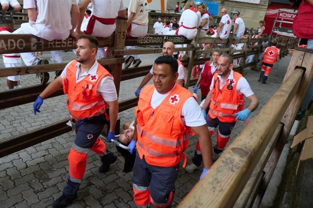 Corredores durante el quinto encierro de San Fermín 2026