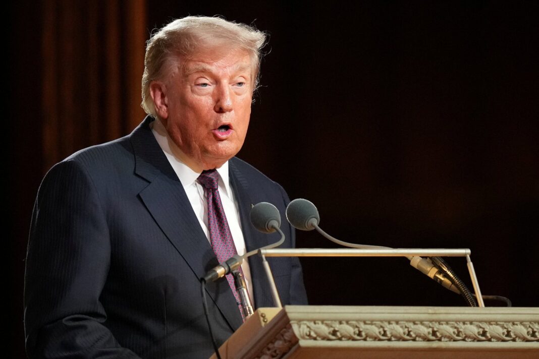 Donald Trump en el Despacho Oval hablando con periodistas