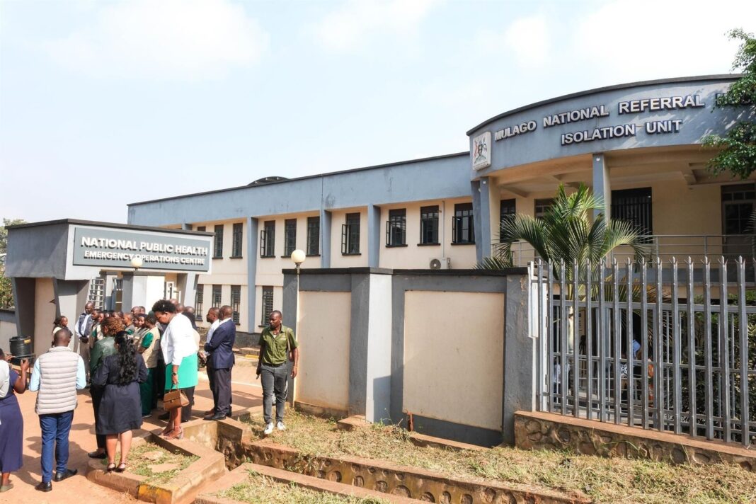 Personal sanitario atiende a un paciente con ébola en Uganda