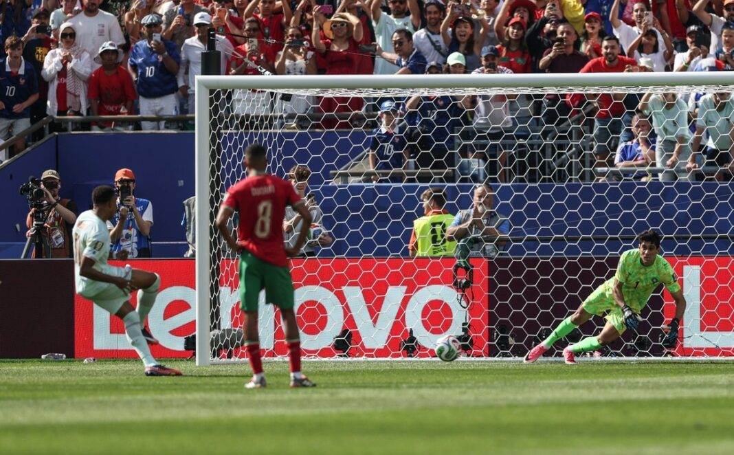 Yassine Bounou atajando un penal en el Mundial