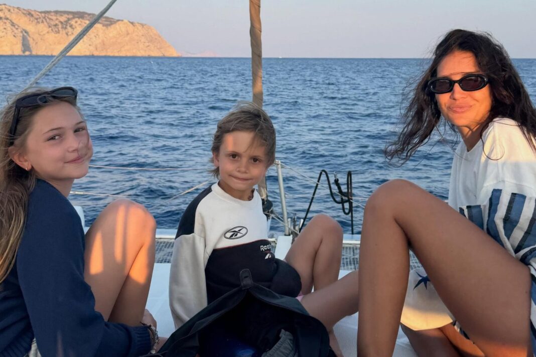 Zaira Nara en Ibiza con sus hijos Malaika y Viggo en un yate