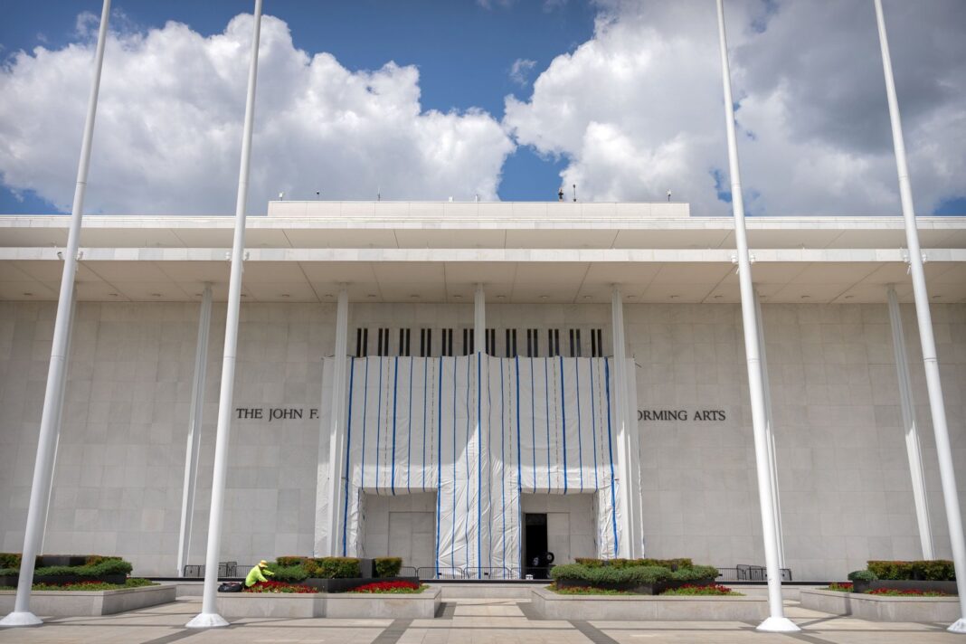 Fachada del Kennedy Center con lona que cubre la inscripción