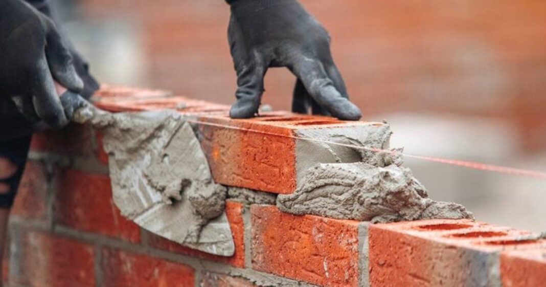 Albañil trabajando en una obra en España