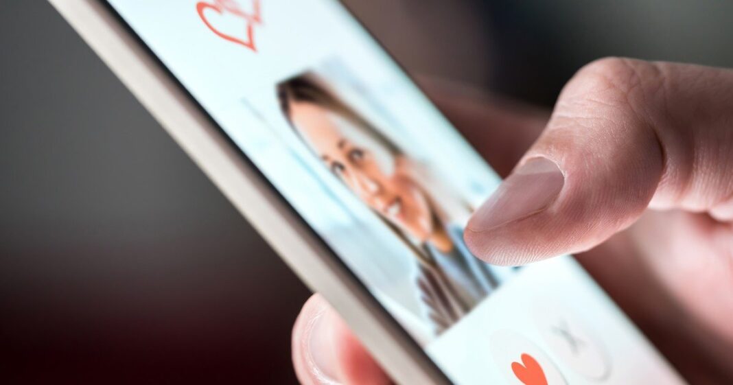 Personas mayores de 50 usando teléfonos móviles con aplicaciones de citas