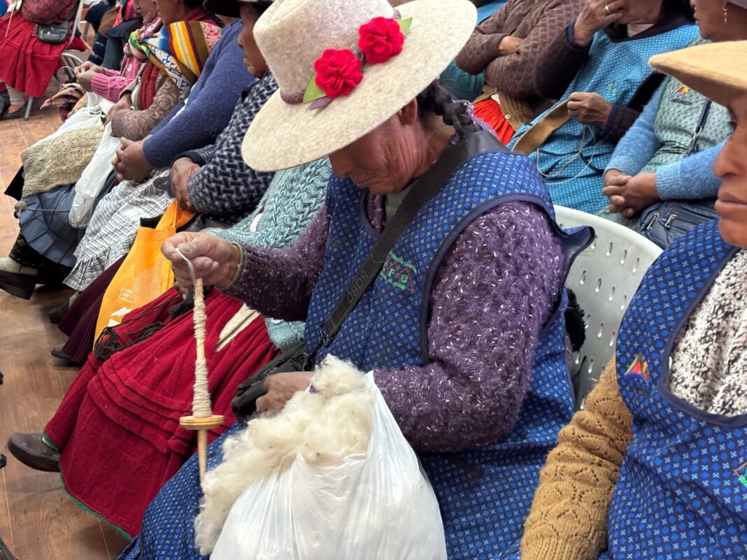 Artesanas textiles de Espinar tejiendo en un telar