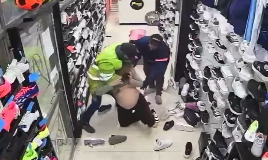 Captura de cámara de seguridad del ataque a la mujer embarazada en Ingeniero Budge