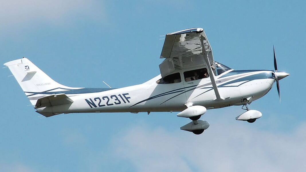 Avión Diamond DA42 en pista de aterrizaje