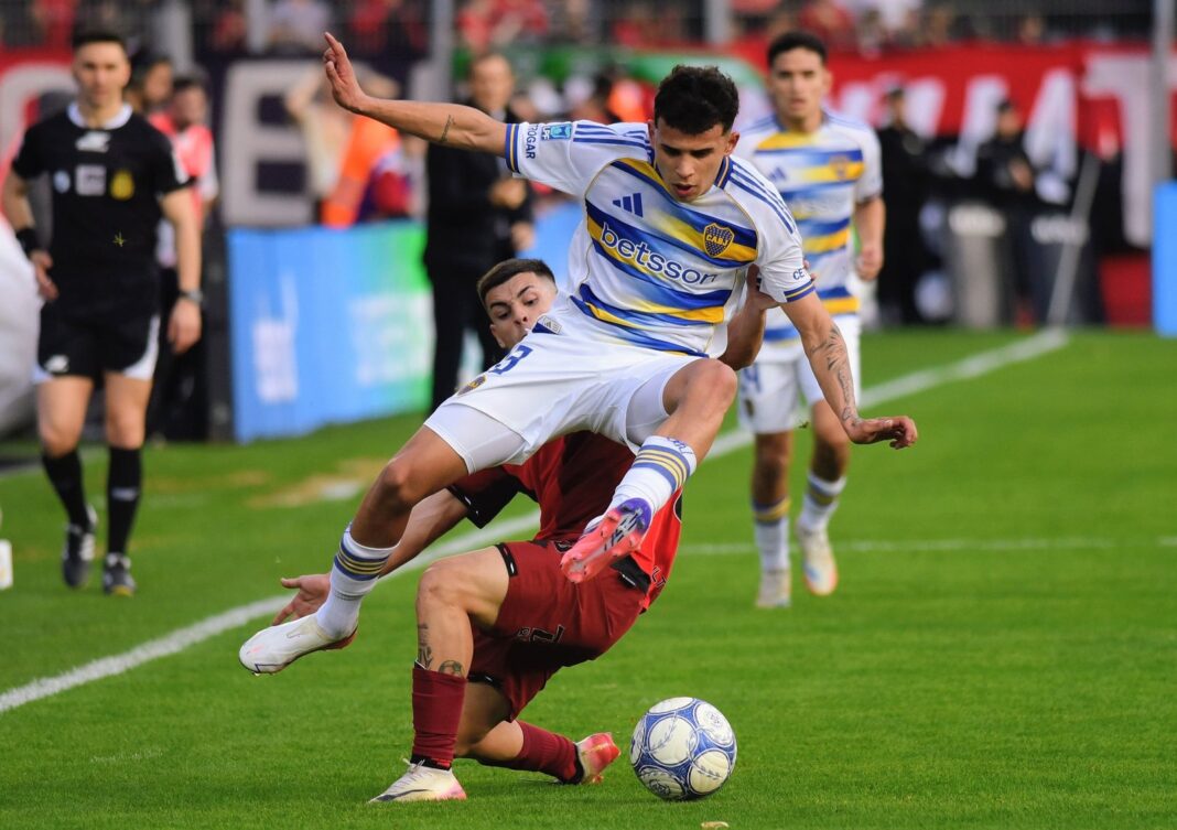 Jugadores de Boca Juniors y Newell's Old Boys disputan el balón en el estadio Marcelo Bielsa